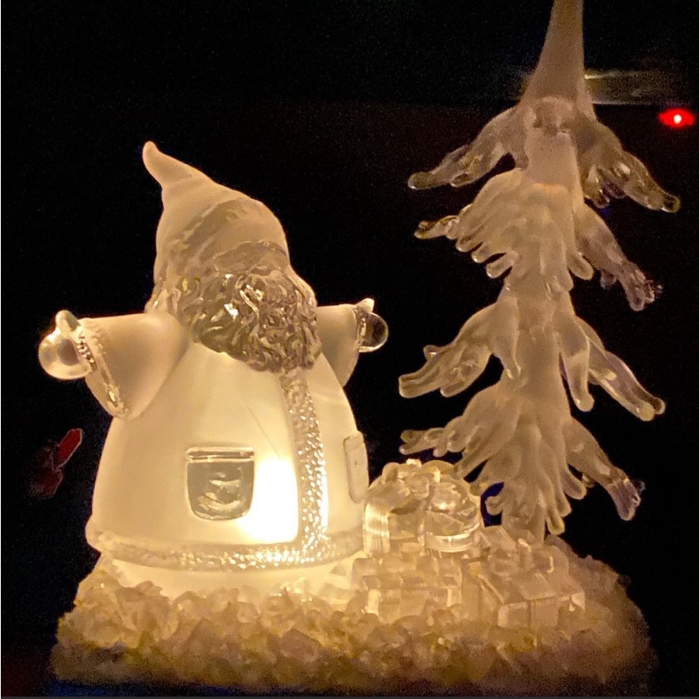 Vintage Heritage Mint, Holiday Ice Sculpture “Santa With Presents”. Unopened Box